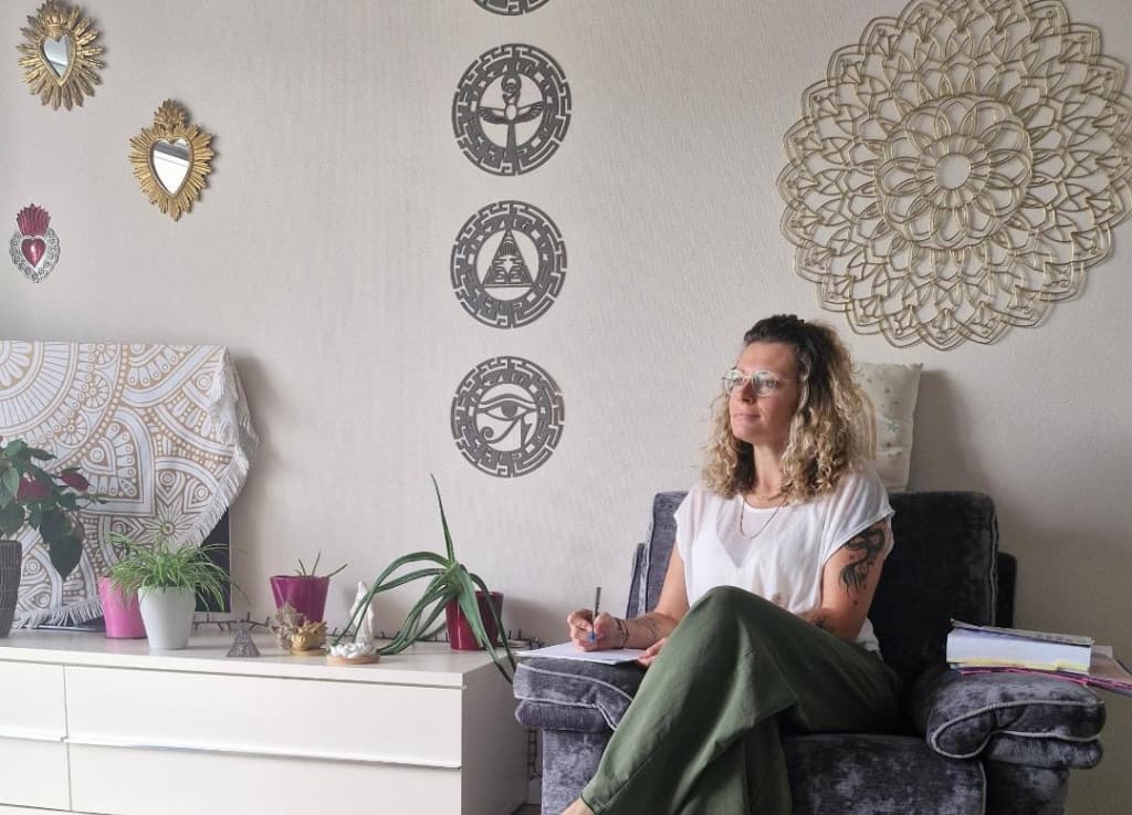 Laetitia dans son cabinet